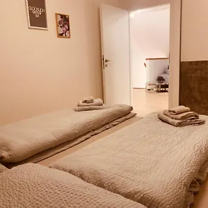 https://modern-cozy-2-zimmer-wohnung-netflix-parkplatz.com-bavaria.com